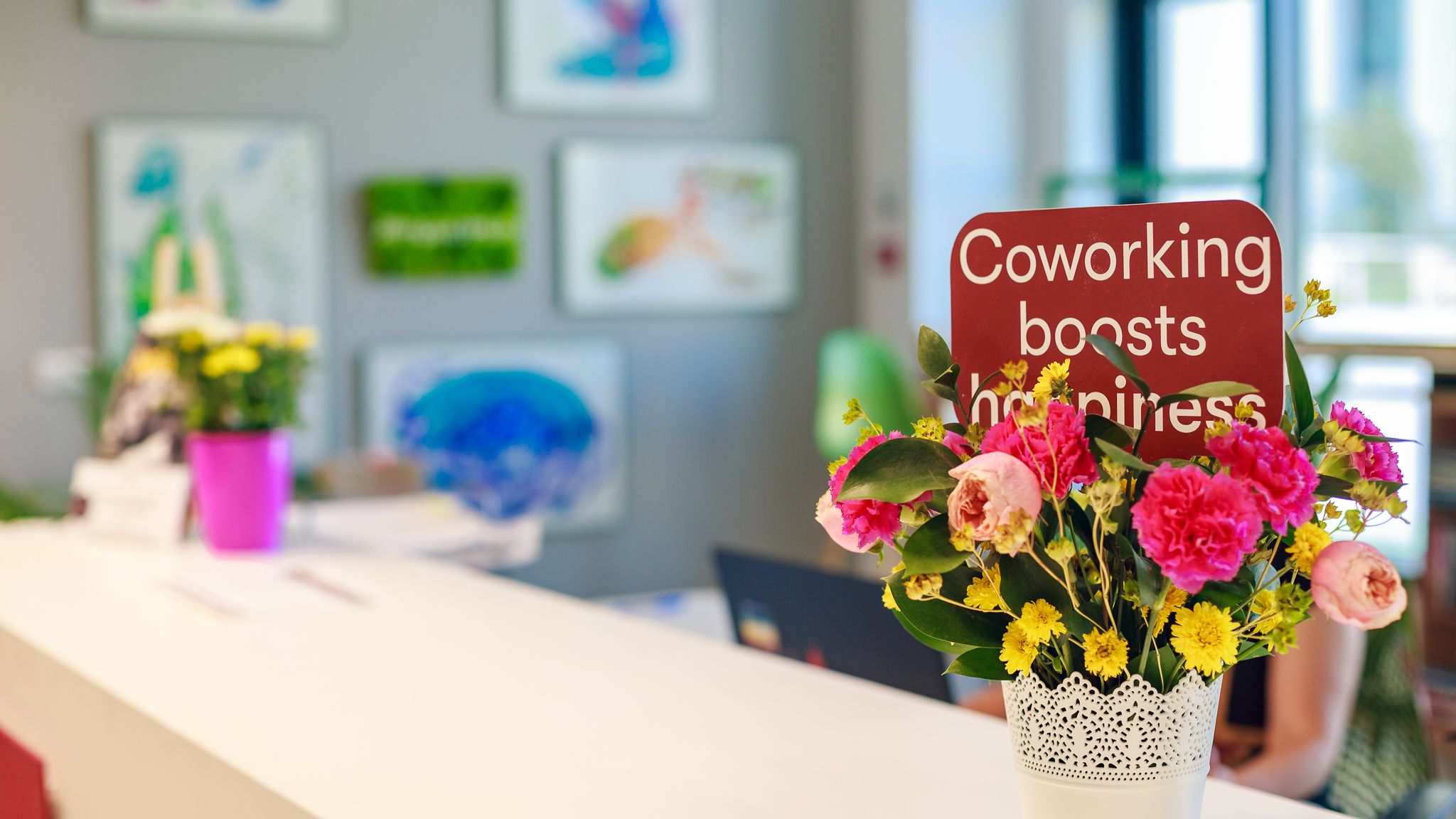 (P) Modelul hibrid de lucru | 3 perspective de care să ții cont