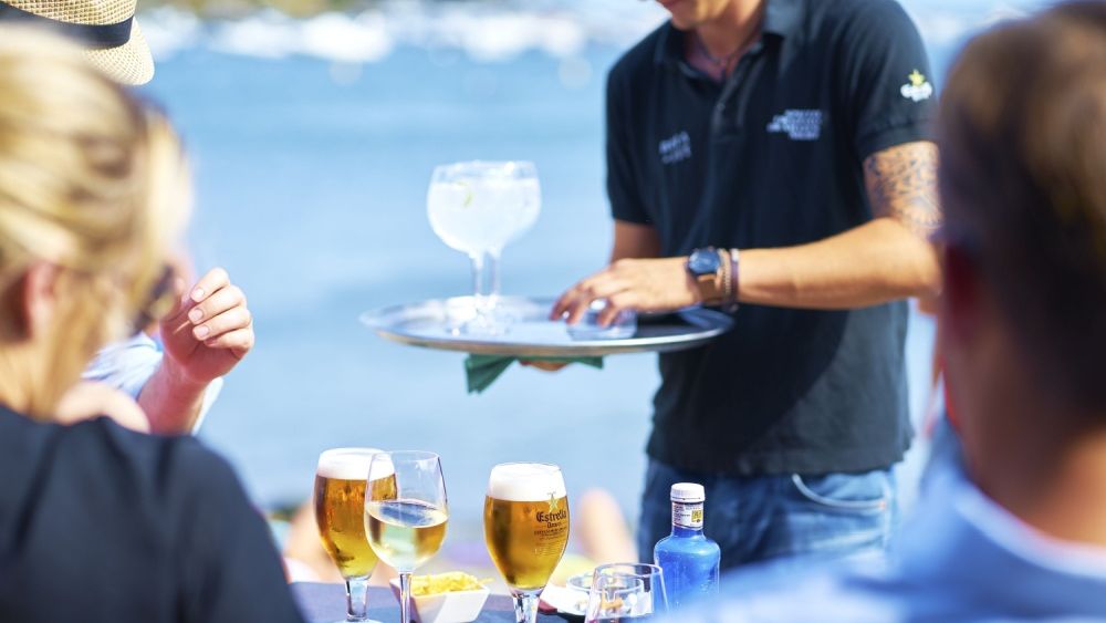 Turismul și HoReCa, la turații maxime să găsească angajați pentru sezonul estival. Mai bine de jumătate dintre angajați nu iau nici salariul mediu pe economie