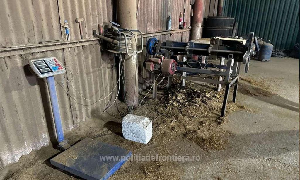 GALERIE FOTO | Cum arată fabricile ilegale de țigări din România. Produc sute de tone anual - Imagine 8