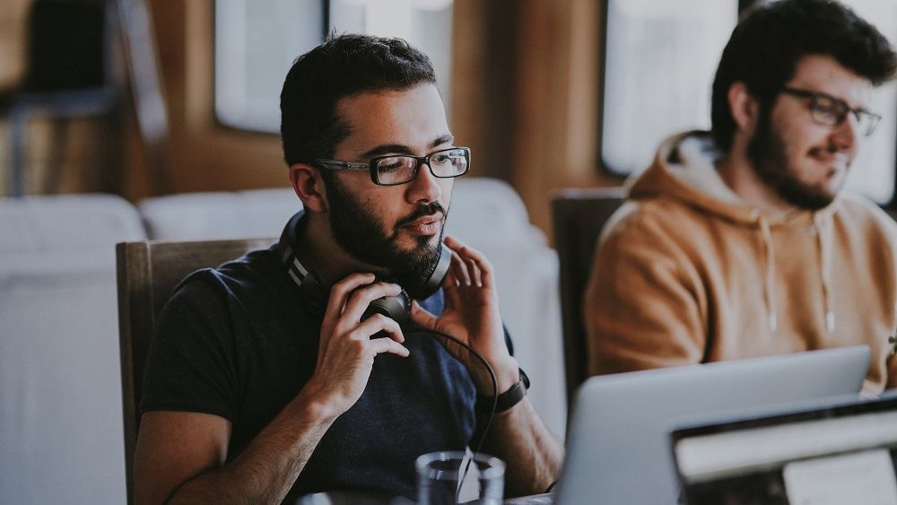 BestJobs: Eliminarea facilităților fiscale din IT pune și mai multe paie pe foc în criza de personal. Angajatorii vor începe să recruteze tineri care să se încadreze în limita salarială neimpozitabilă