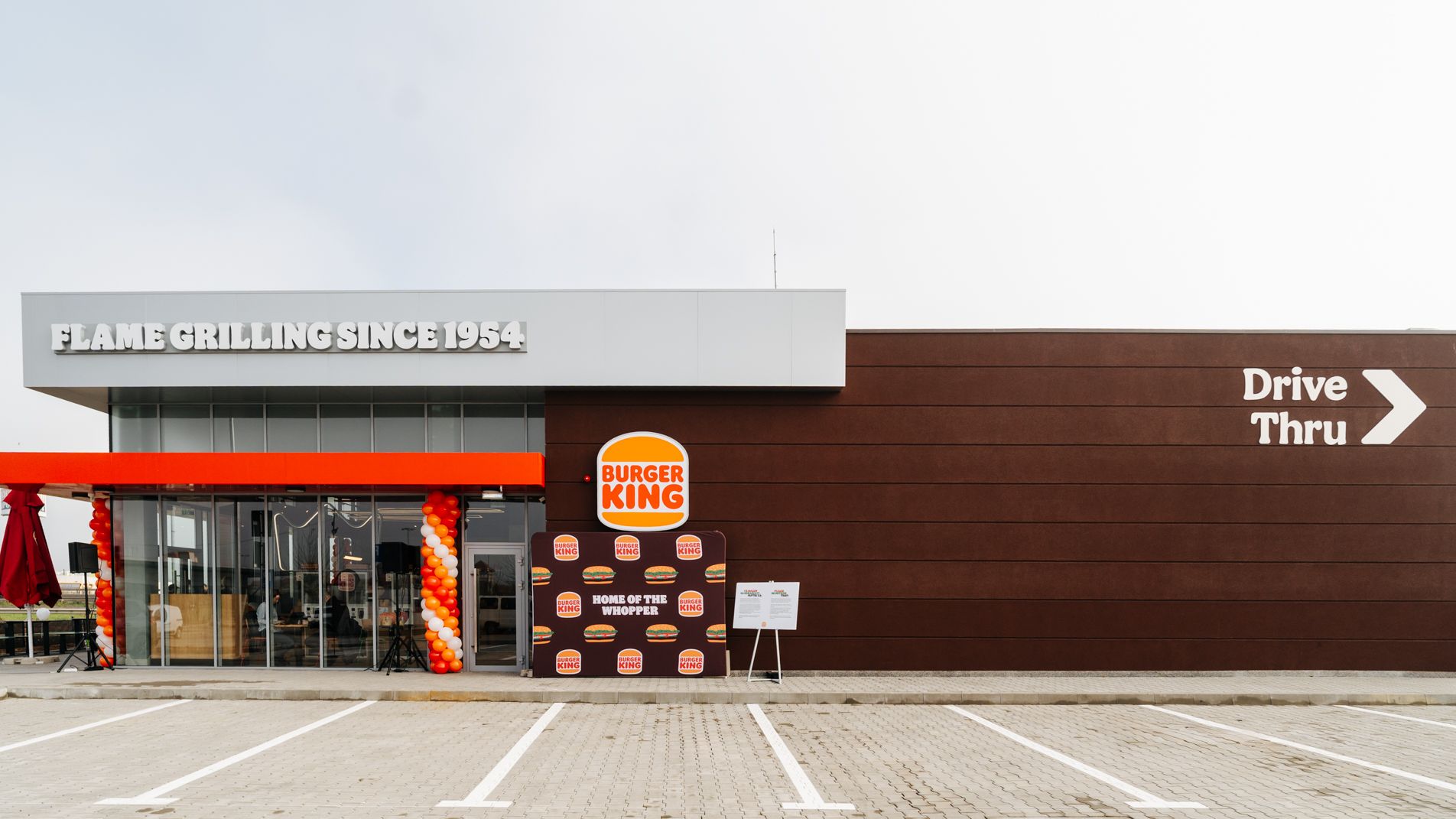 [FOTO] Burger King deschide primul restaurant cu drive-thru din București