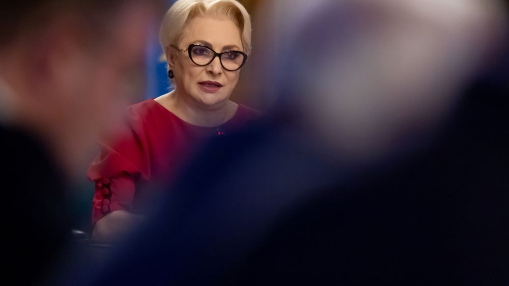 Dancila "pompeaza" bani in PNDL si mareste salariul minim, pe ultima suta de metri