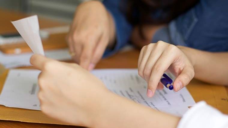 Platforma Romania 100: Prin Legea salarizarii, medicii rezidenti pierd bursa lunara