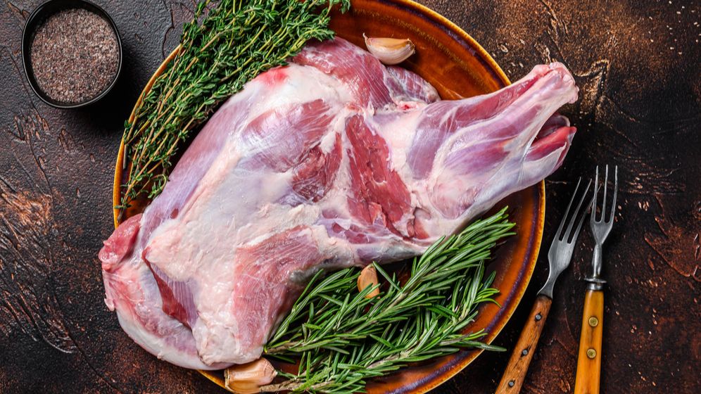 Pe români „îi paște” inflația de sărbători. Câți bani le „mușcă” scumpirile cu această ocazie