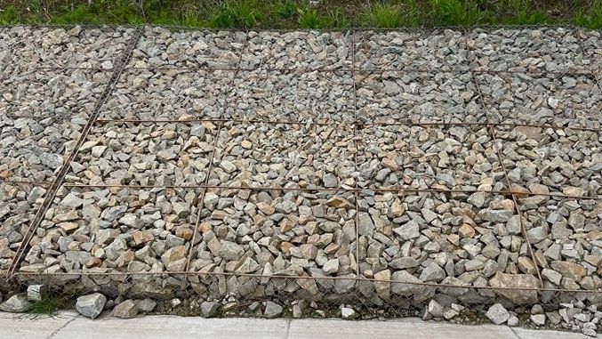 Ce mai fură românii: plasa de sârmă care susține pietrele de pe un drum național. Costă în jur de 10 lei/mp