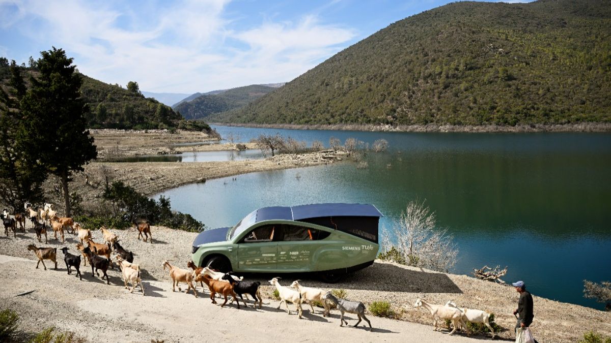 Premieră: O mașină alimentată cu energie solară a călătorit 1.000 de kilometri prin Sahara