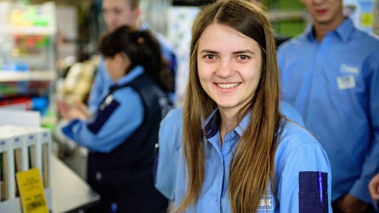 Retailerul JYSK renunta la CV-uri si recruteaza oamenii dupa cum zambesc: "Ne dorim angajati care sa intampine clientii zambind"