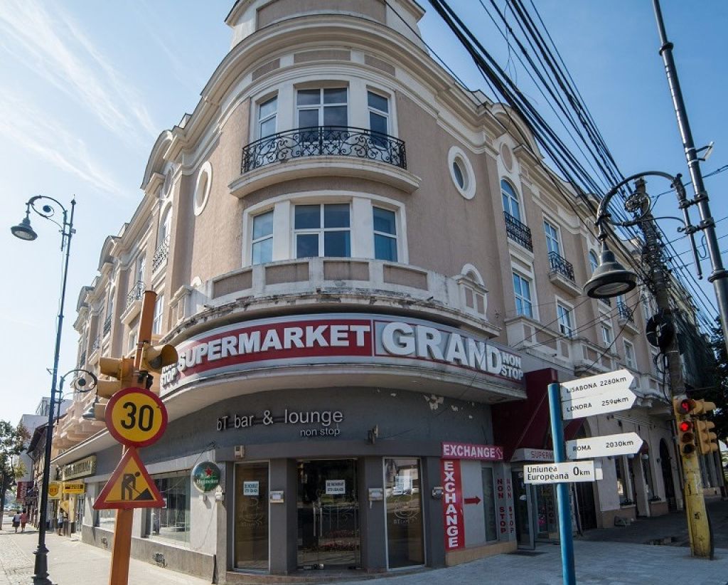 GALERIE FOTO | Hotel emblematic din centrul Constanței, scos la vânzare pentru 1,1 mil. euro - Imagine 3