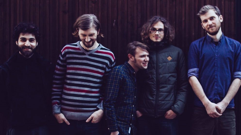 Povestea formatiei Pinholes sau cum sa faci muzica pentru a scapa de depresie si stres. Este rentabil sa canti pentru nefericiti?