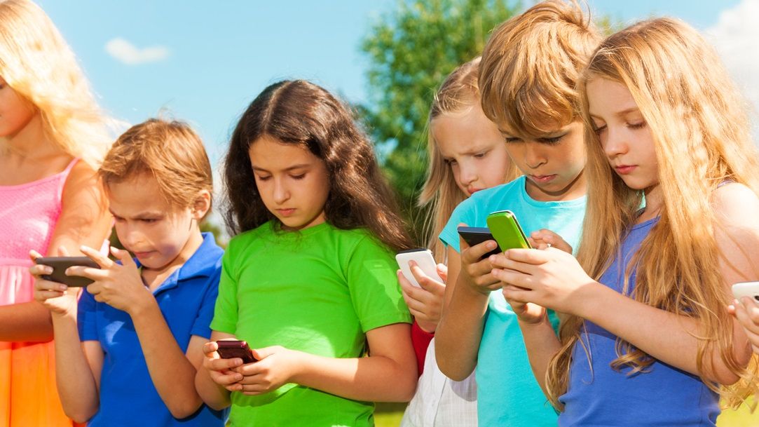 I-ai luat un smartphone copilului tău? De ce ar putea fi o decizie proastă și cum te poate ajuta o organizație să reziști tentației