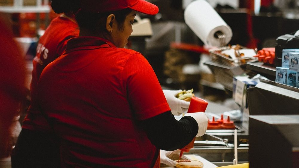 Anvelope, tomberon gunoi şi paleţi de lemn, găsite într-un depozit frigorific al unui fast-food din Prahova