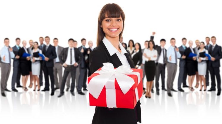 Mos Craciun "corporatist" este de 10 ori mai darnic cu sefii: ei primesc cadouri de 2.000 lei, iar angajatii de 200 lei