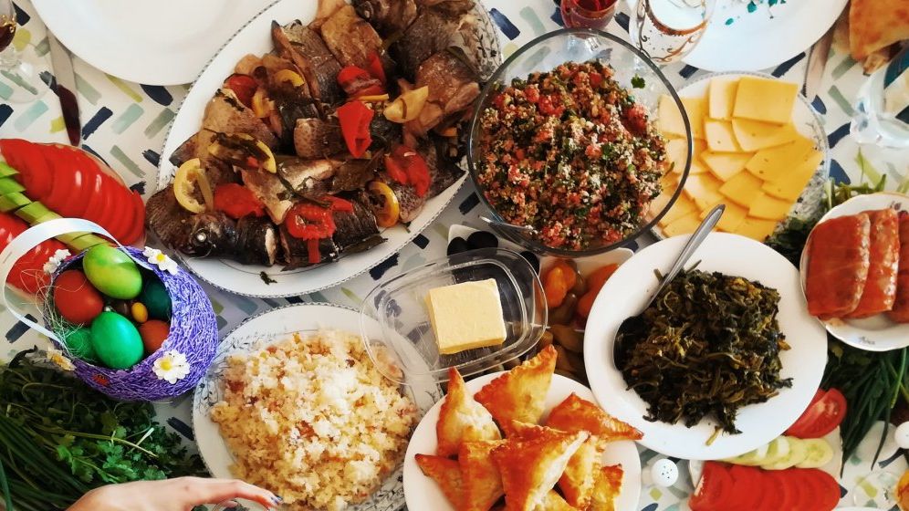 Paște 2023 | Sfaturi ANPC: Evitaţi să cumpărați carne de miel din portbagajele maşinilor şi ouă de pe marginea drumului