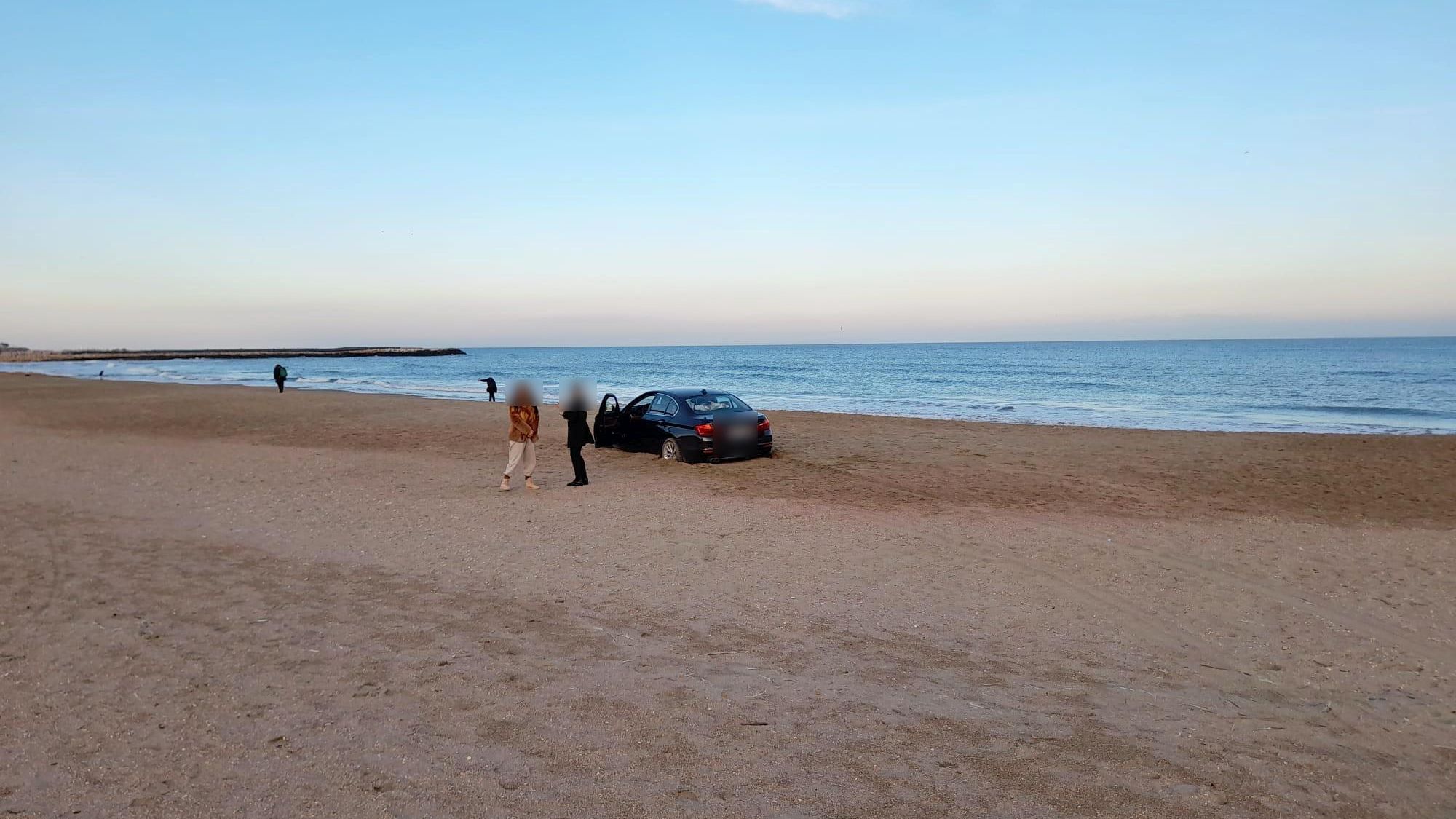 FOTO | Amendă de peste 10.000 de lei pentru un șofer care a intrat cu mașina pe plajă