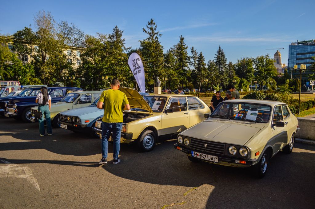 GALERIE FOTO | Mașinile comunismului au făcut baie de mulțime la Operă - Imagine 71