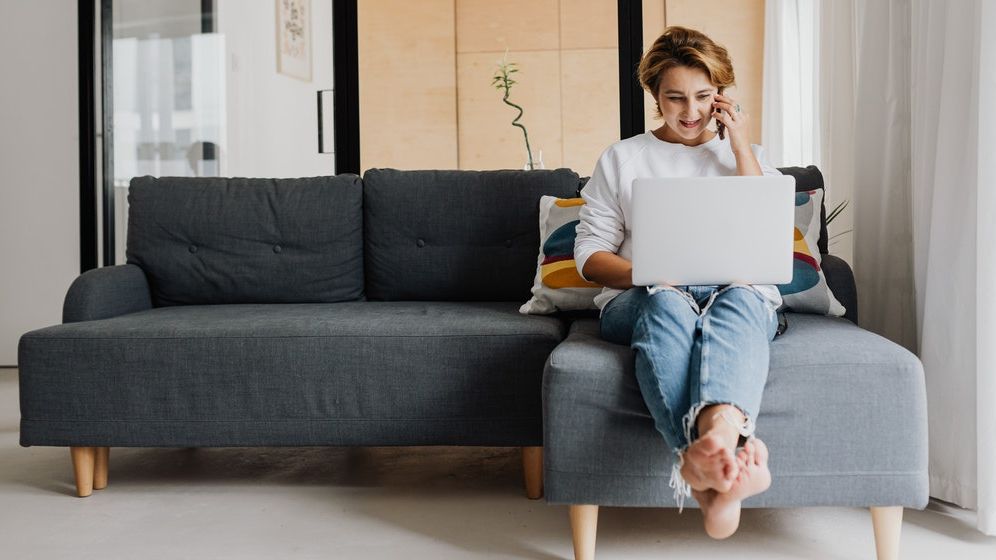 Nevoia îi împinge pe românii spre un al doilea job. Aplicările pentru joburi part-time, în creștere. Cum arată salariile