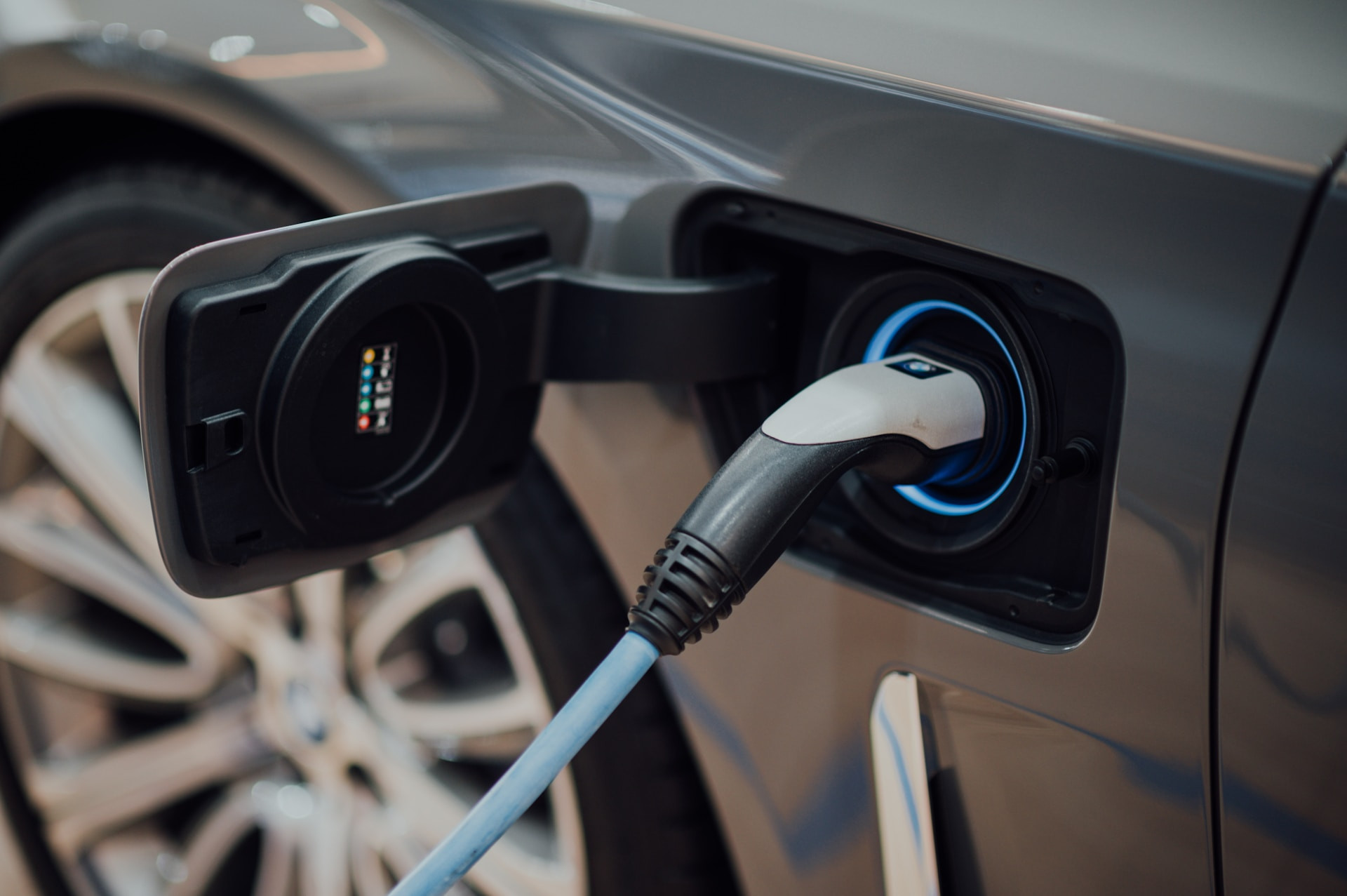 Analiză: Piața de mașini electrice din România s-a „răcit” la finalul verii. De ce sunt criticate autoritățile