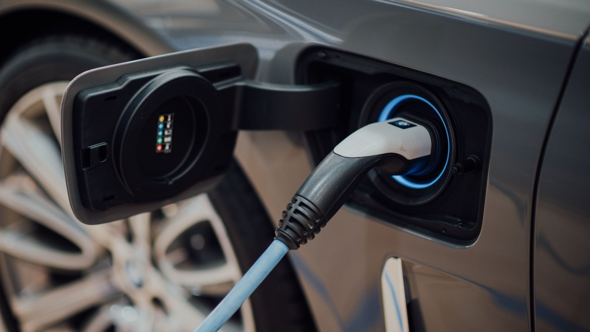 Comisia Europeană ar putea amâna pachetul de susținere pentru industria auto. Producătorii speră la o relaxare a regulilor din 2035