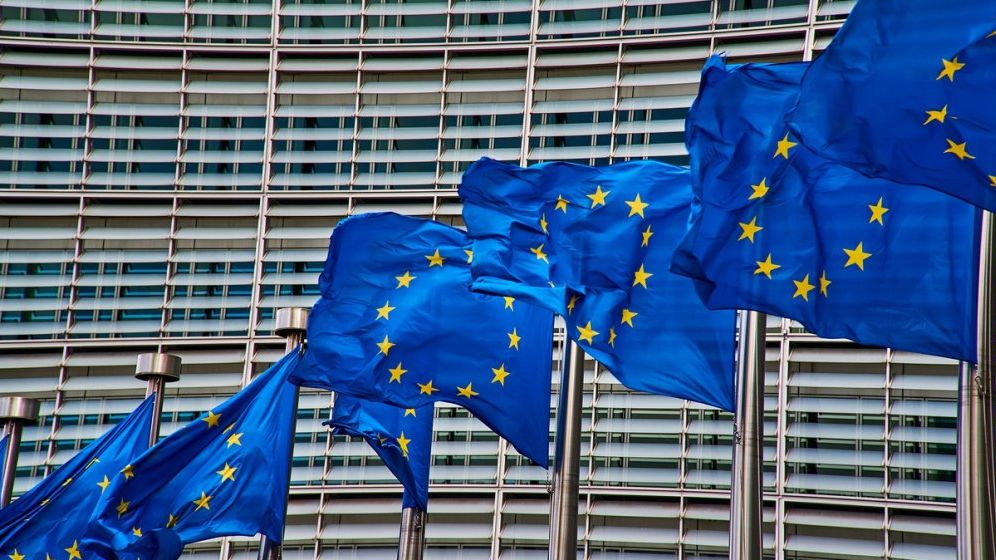 UE vrea să interzică importul de petrol rusesc până la finele lunii mai