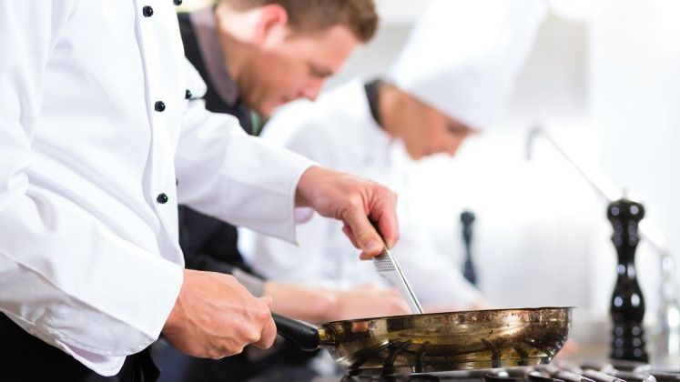 Hotelier: Inainte de Revolutie existau scoli din care ieseau ospatari sau bucatari cu patalama. Acum orice pusti se uita la o emisiune TV si vine cu pretentii la angajare