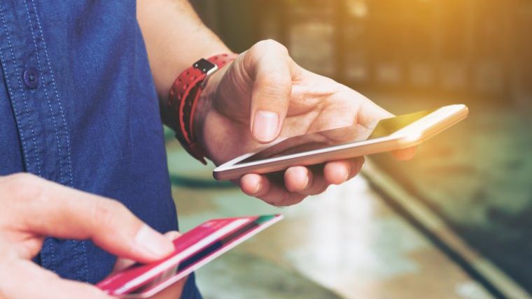 De ce fuge premierul Tudose de cardul de debit: lipsa educatiei financiare creeaza comisioane imaginare