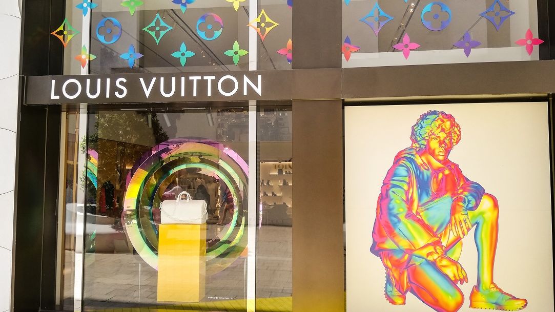 E criză, dar nu și pentru bogați: Grupul de bunuri de lux LVMH devine prima companie europeană care valorează peste 500 de miliarde de dolari