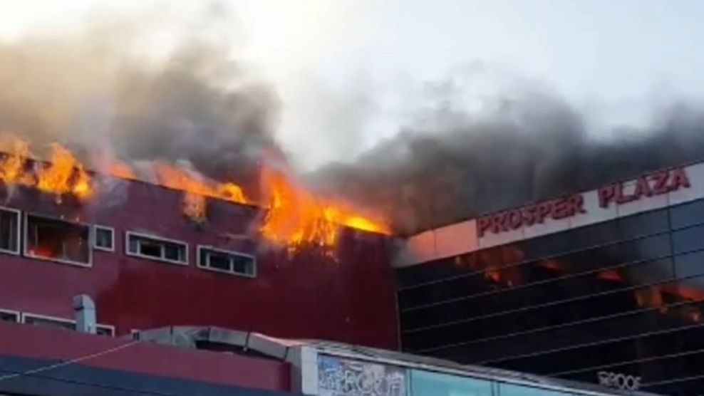 Incendiu puternic la un complex comercial de pe calea 13 Septembrie. Pompierii au reușit să localizeze flăcările