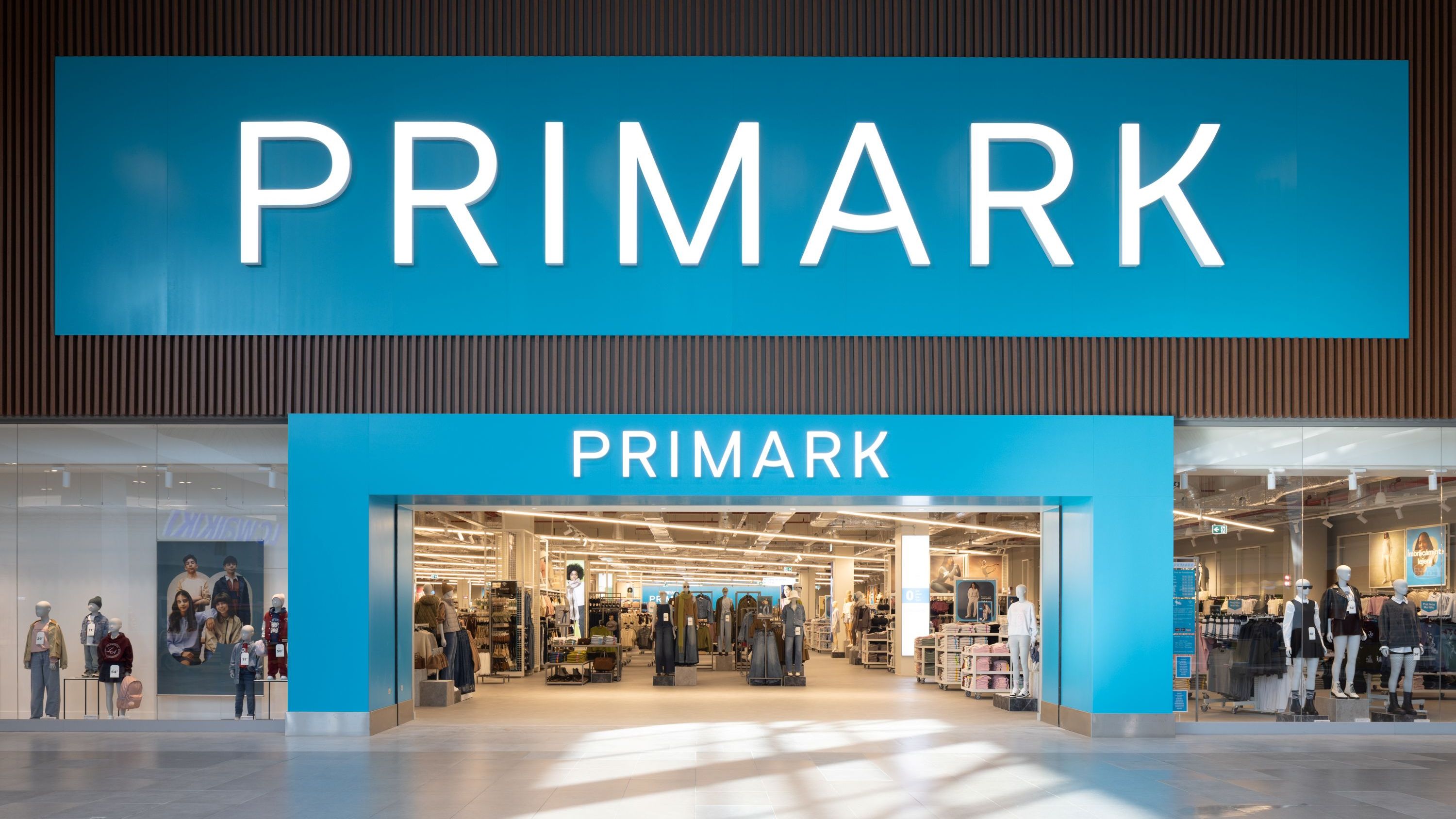 Primark a deschis un nou magazin. Investiție de 11 mil. euro în noua locație