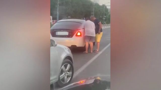 Imagini mai puțin întâlnite în trafic: Rolls-Royce în pană de benzină, în stațiunea Mamaia