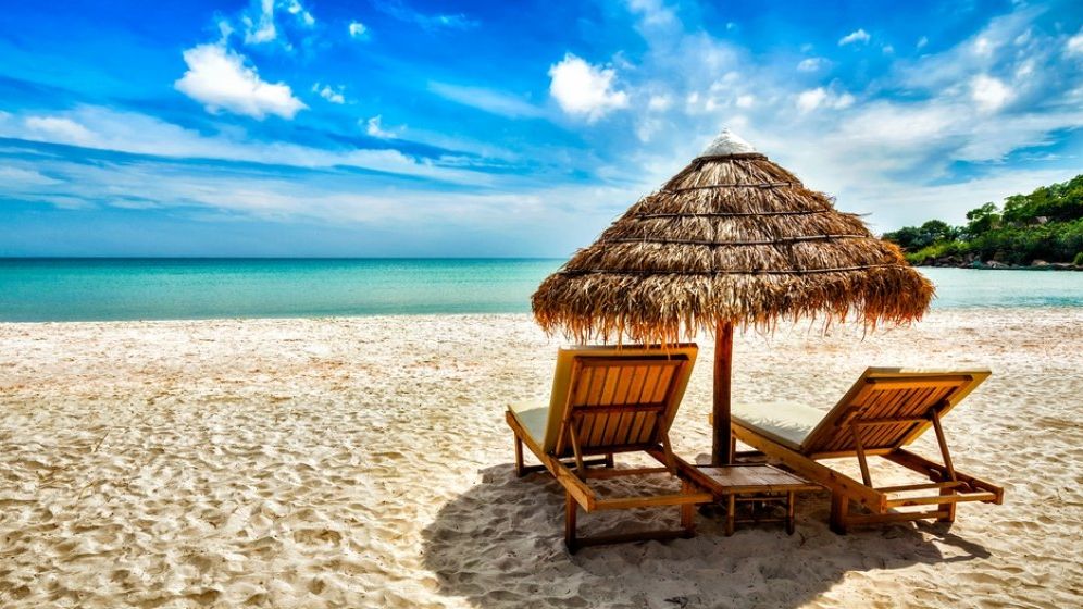 Circa 40% dintre romani economisesc tot anul pentru vacanta