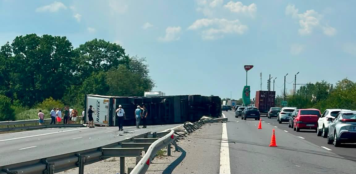 Trafic pe blocat pe Autostrada A1 București-Pitești. Un camion s-a răsturnat