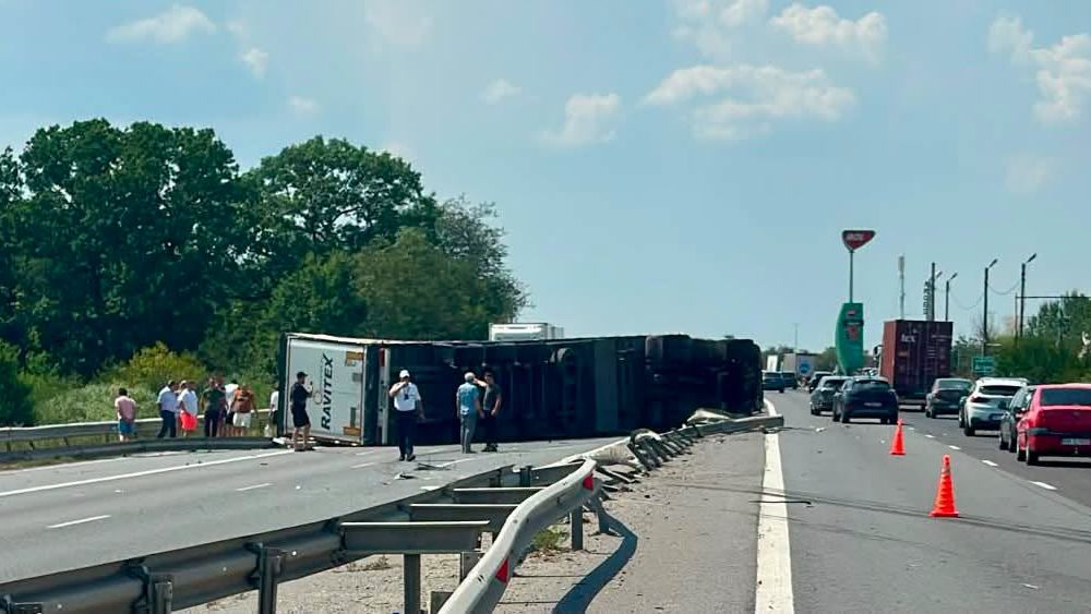 Trafic pe blocat pe Autostrada A1 București-Pitești. Un camion s-a răsturnat