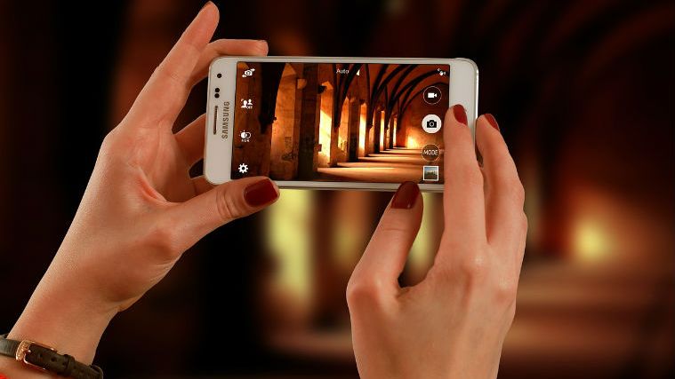 Samsung ar putea lansa doua telefoane cu ecrane care se indoaie