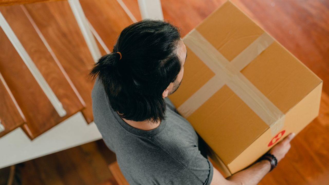 Și cu produsul în dulap, și cu banii înapoi: cum funcționează frauda cu retururi care dă bătăi de cap magazinelor online