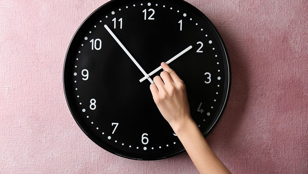Ora de iarnă 2025: România câștigă o oră de somn în noaptea de 25 spre 26 octombrie