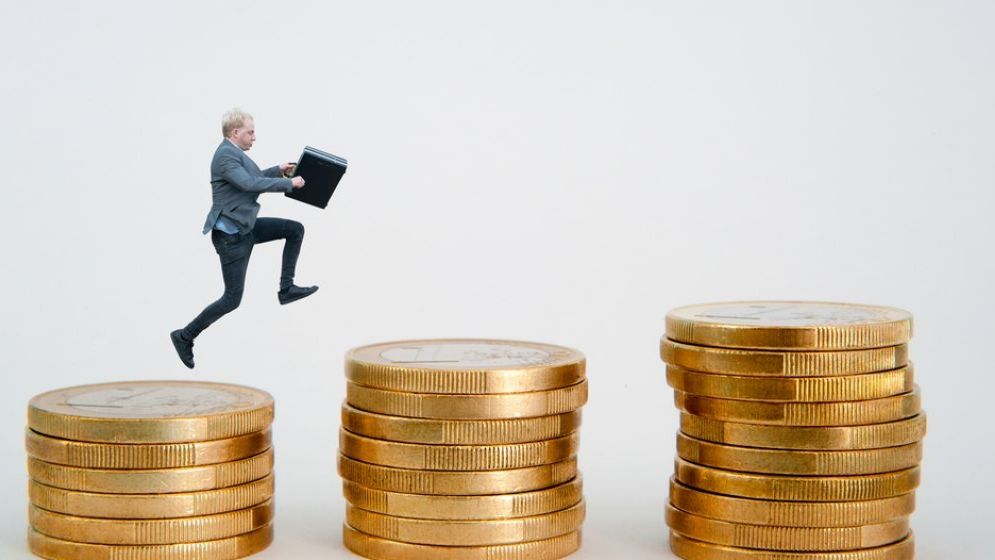 Salariile în 2026: cât mai contează vârsta, experiența, studiile și genul