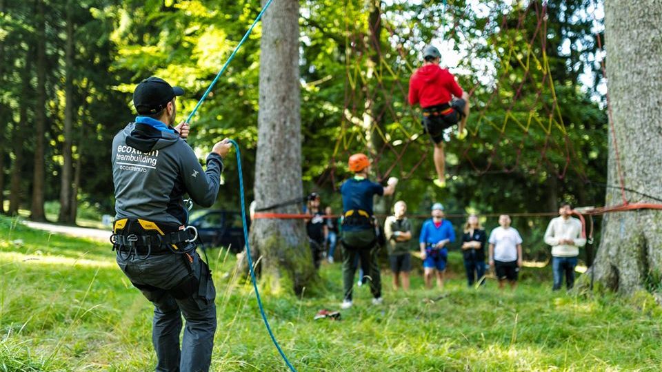 Izolarea nu face casă bună cu evenimentele în natură. Online-ul, șansa de care ”se agață” firmele de teambuildinguri pentru angajați