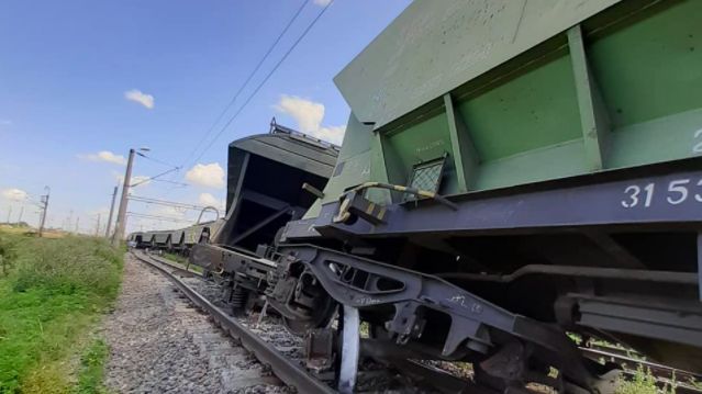 Circulaţie feroviară blocată la intrare în staţia CF Feteşti. Trenurile spre / dinspre litoral circulă deviat