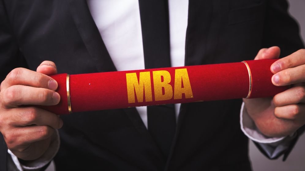 IT-ul, sectorul financiar și comerțul sunt industriile care trimit cei mai mulți manageri să urmeze un MBA