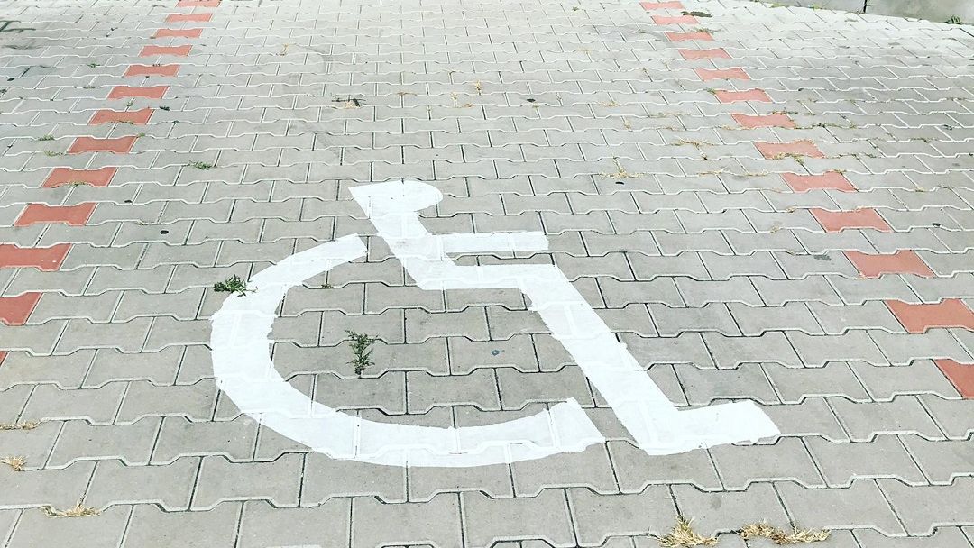 Poliția Română: Parcarea pe locurile rezervate persoanelor cu dizabilităţi se sancționează cu amendă de până la 10.000 de lei