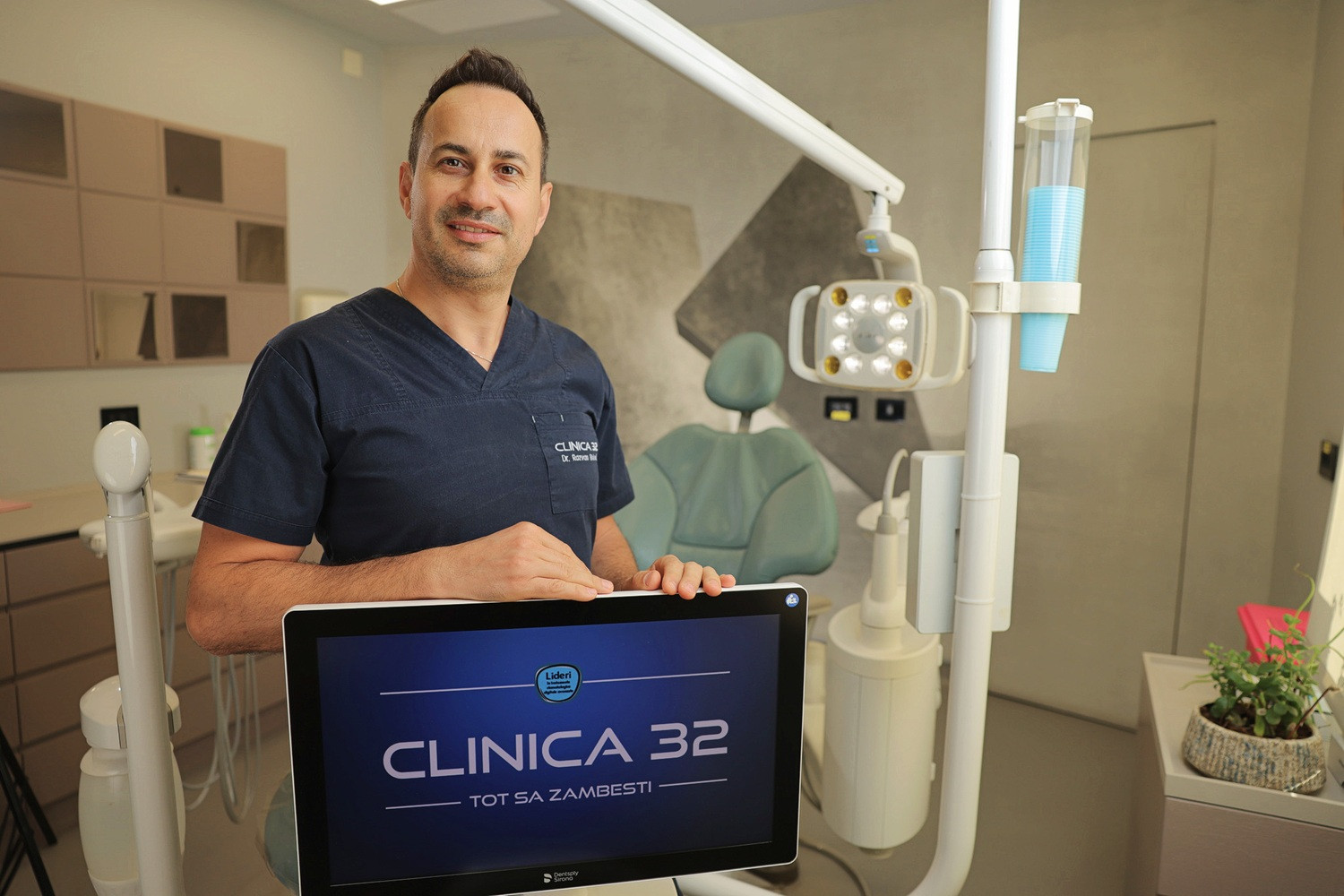 Cine este dr. Răzvan Boberis, medic stomatolog și CEO clinicile 32, din București și Brașov