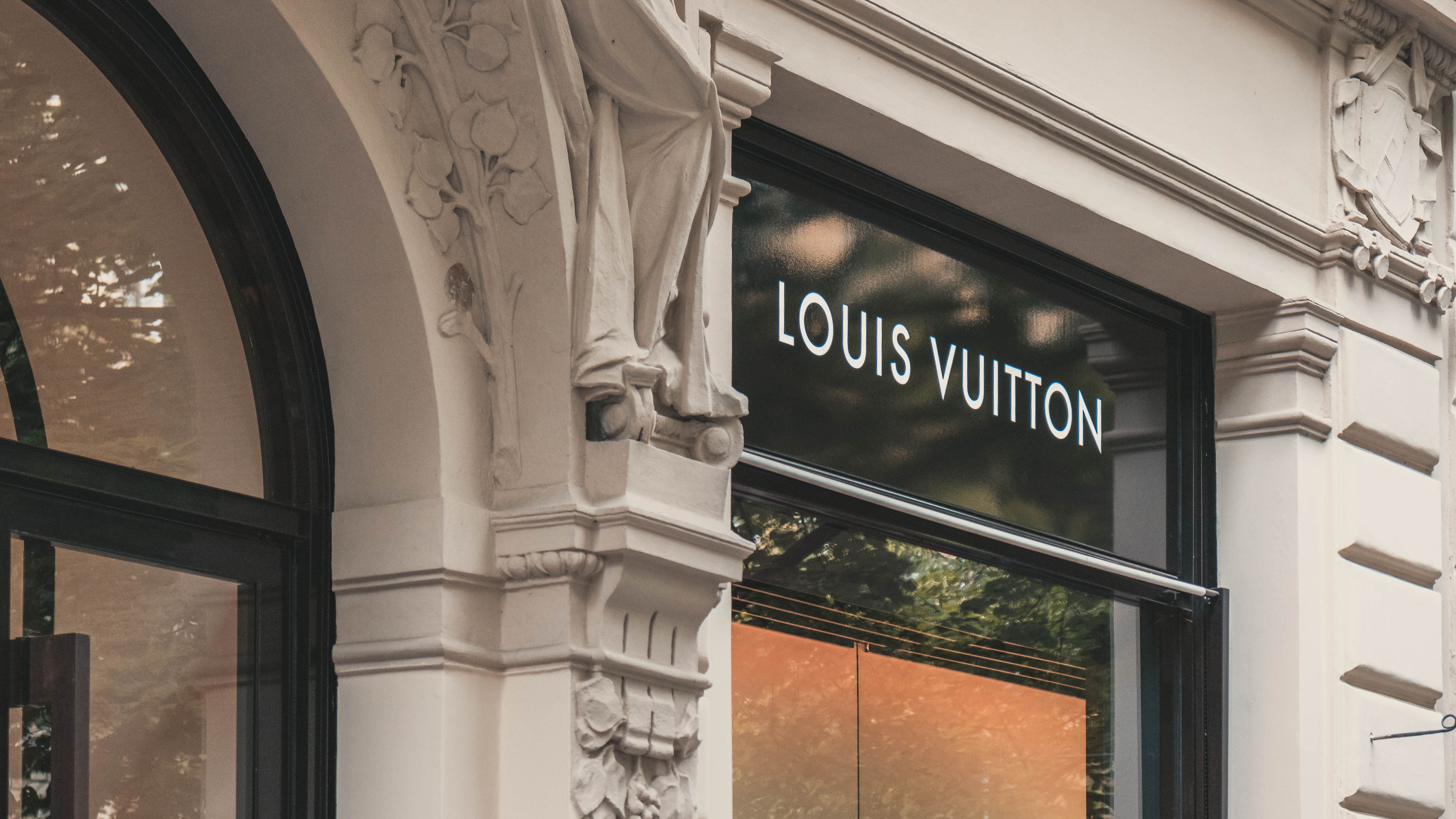 Pandemia a luat profiturile brandurilor de lux de fashion și le-a doborât vânzările. Cele mai recente cazuri: Gucci și Louis Vuitton