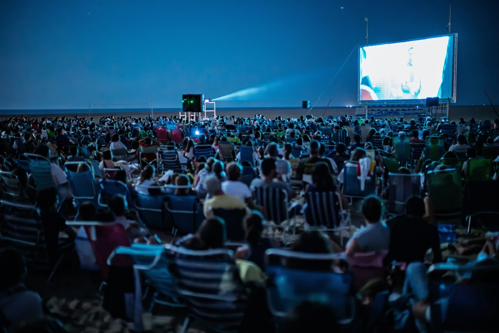 Un aeroport din România se transformă într-un cinematograf în aer liber