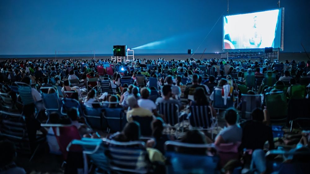 Un aeroport din România se transformă într-un cinematograf în aer liber