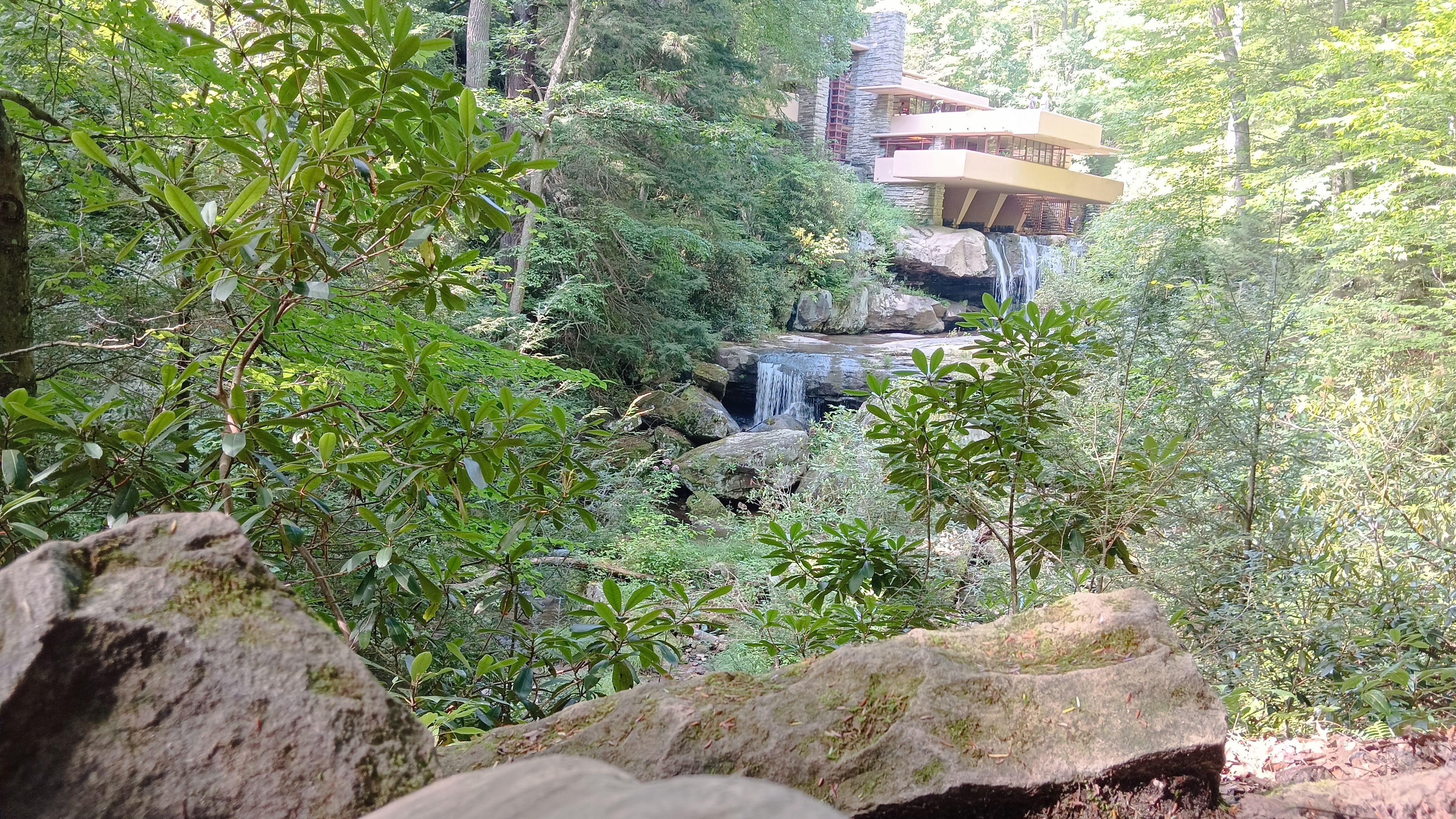 [GALERIE FOTO] Cum arată cea mai frumoasă casă din America, construită pe o cascadă. Legătura cu România