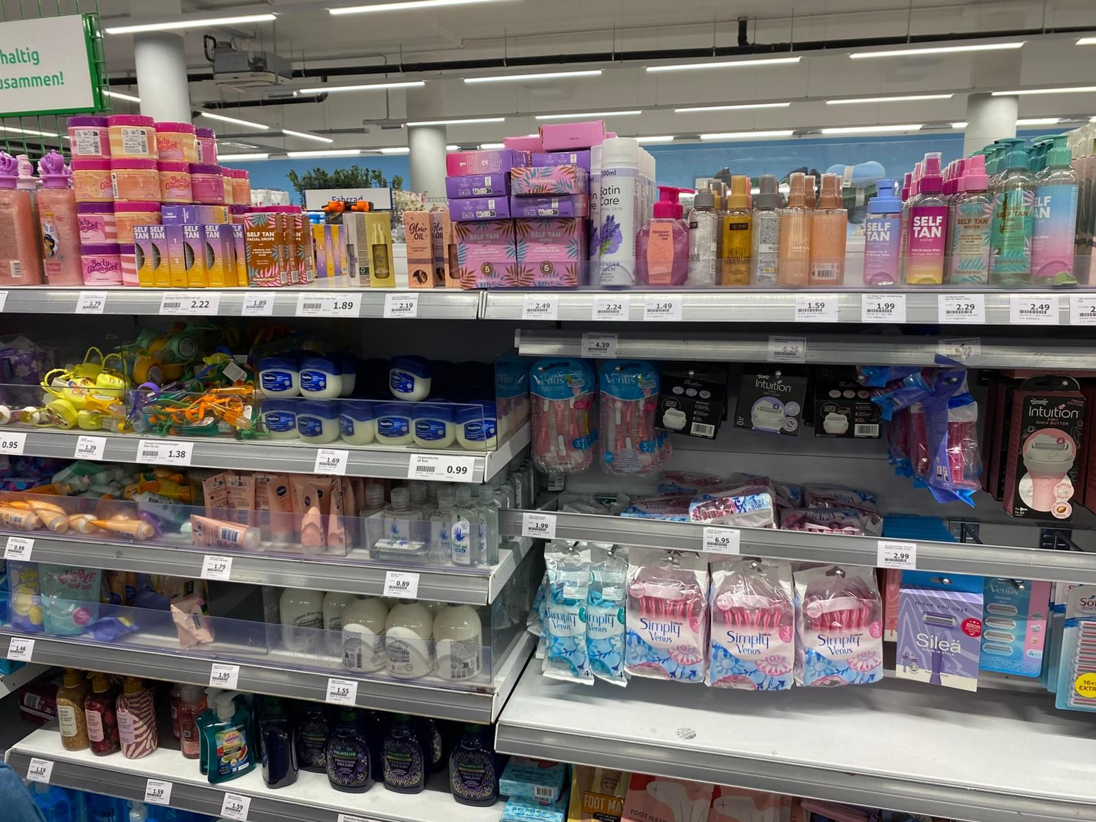 FOTO&nbsp; Cum arată noul lanț olandez de magazine Action care urmează să intre pe piața din România - Poza 2