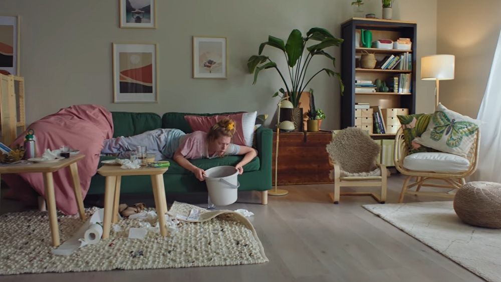 IKEA, campanie șocantă în Norvegia. Pentru a arăta latura realistă a vieții, o serie de spoturi înfățișează inclusiv oameni care vomită