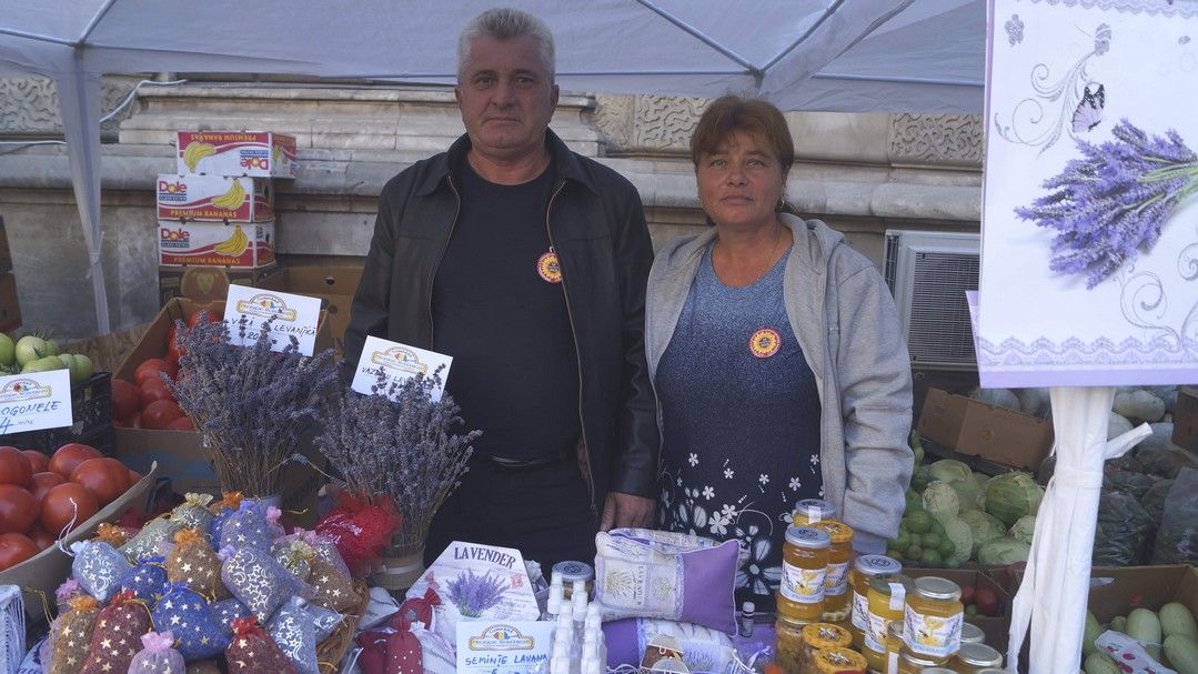 Au cautat pe Internet idei de afaceri si au ales lavanda. Acum castiga zeci de mii de lei din buchetele vandute in piata Obor