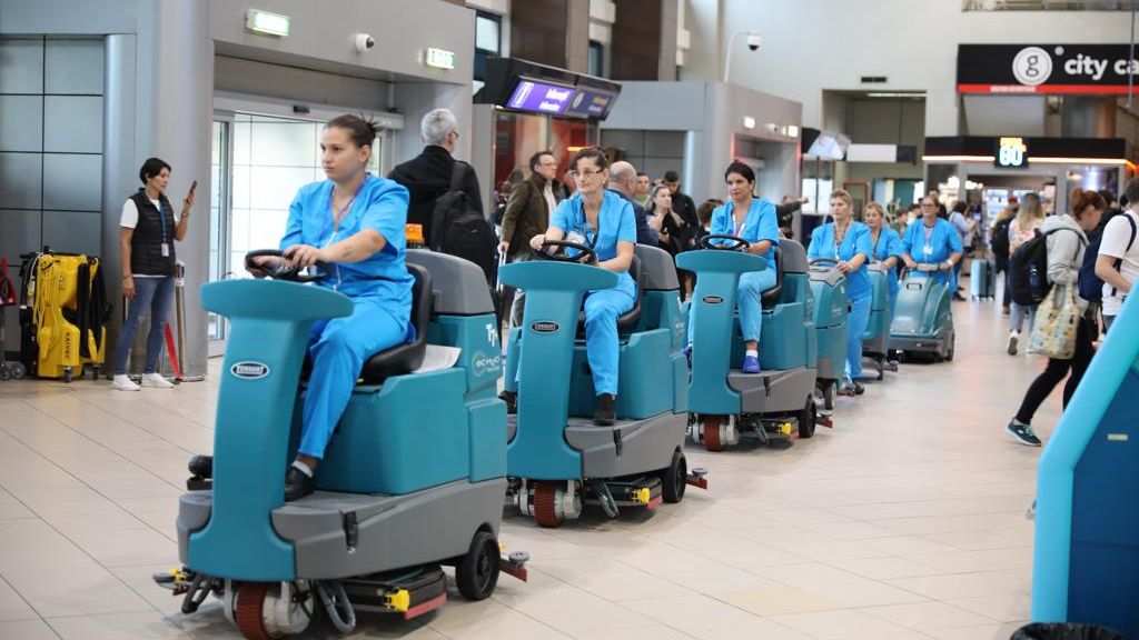 Pe Aeroportul Henri Coandă a intrat în acțiune noua armată de curățat pardoseala
