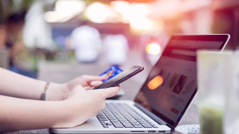 RAPORT: Comerțul electronic din România se apropie de 12 miliarde euro
